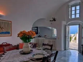 كوري ريغاس سويتس 4* ثيرا